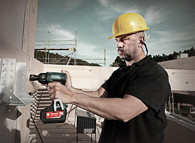 Гайковерт аккумуляторный METABO SSW 18 LTX 4,0 Ач 400 BL ударный, бесщеточный 602205500 Аккумулятор Li-Power (18 В/4,0 А-час) - 2 штуки